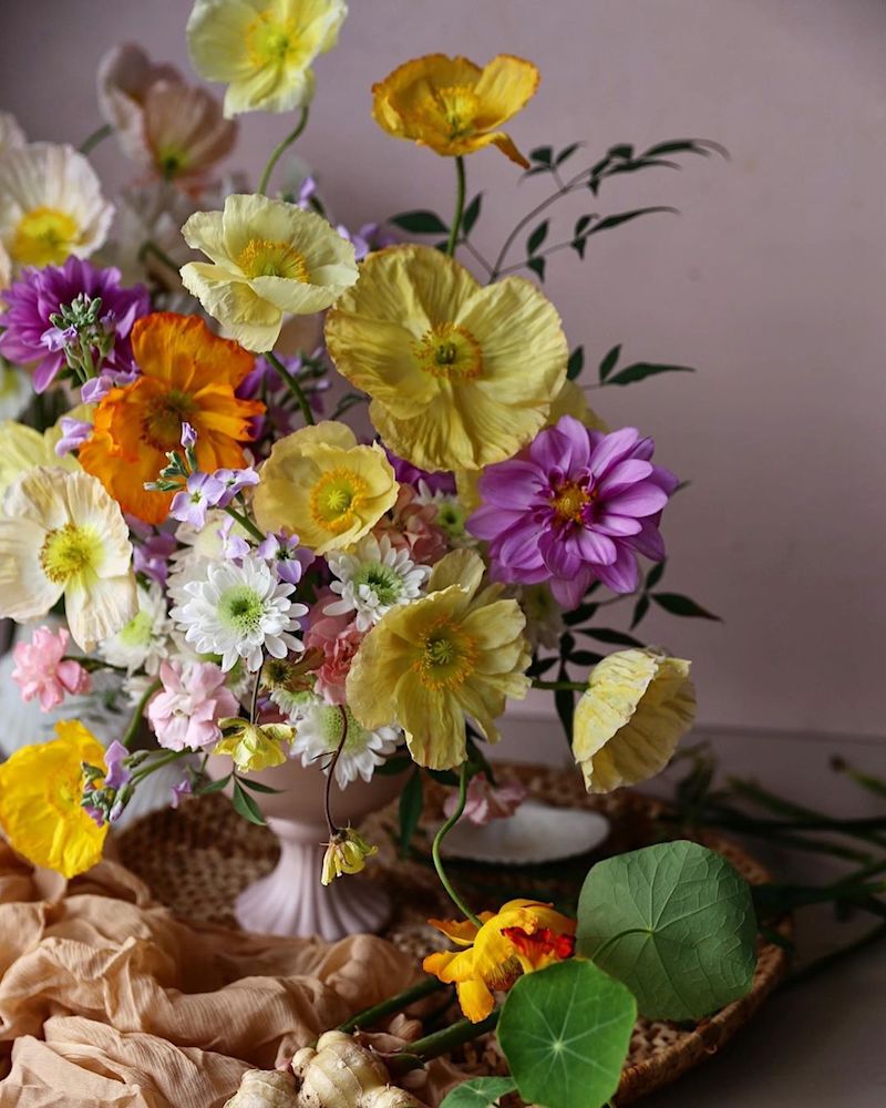 Composition florale avec fleurs de pavot