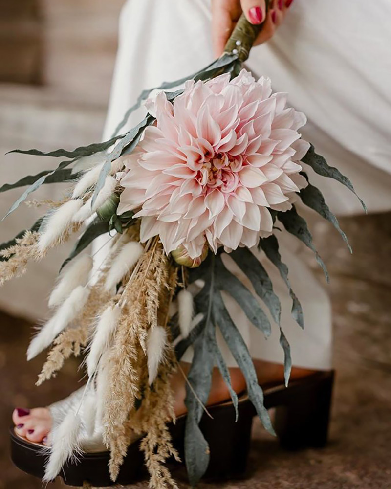 Bouquet de mariée avec grand dahlia rose