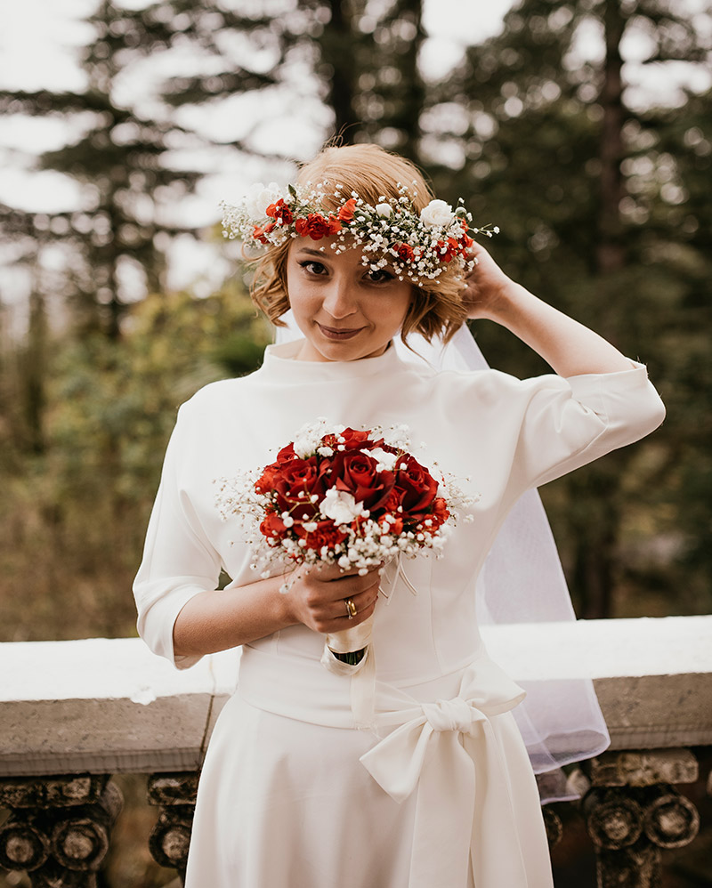 Mariée rousse avec couronnes de fleurs
