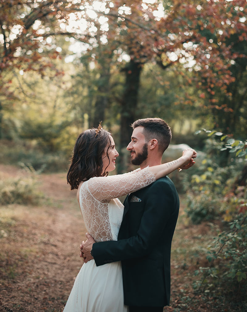Mariage d'automne dans la forêt