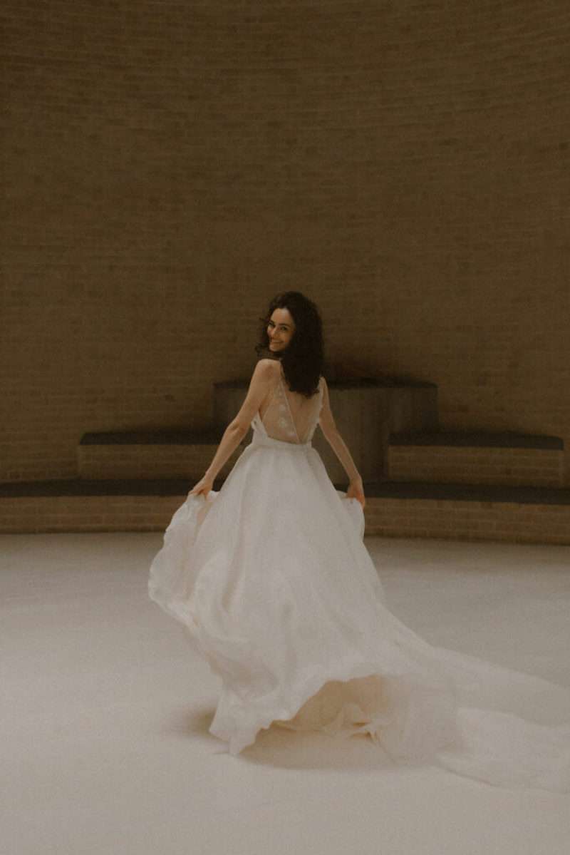 Robe de mariée romantique fluide sans dentelle Atelier Swan