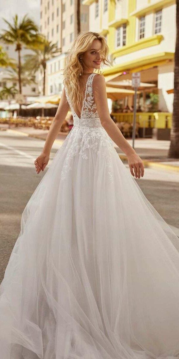 Robe de mariée princesse dentelle avec grande traîne Luna Novias