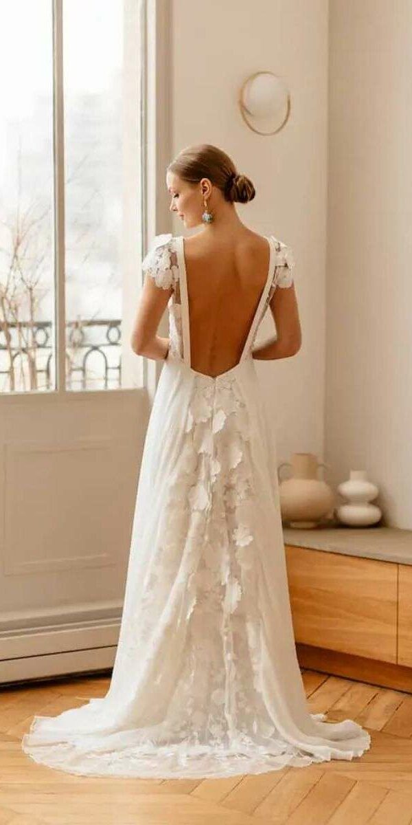 Robe de mariée bohème moderne avec grand dos nu et traîne dentelle Elsa Gary