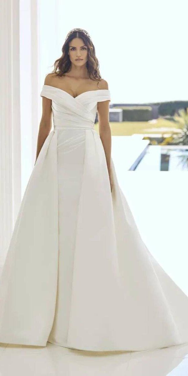 Robe de mariée col bardot A-line et grande traîne Pronovias