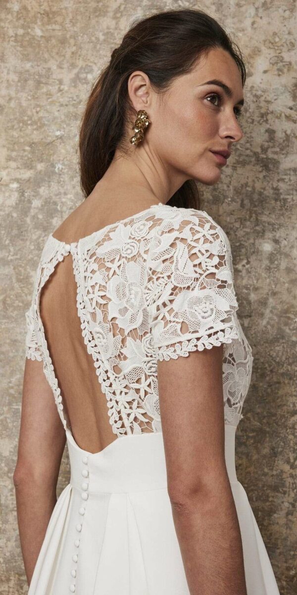 Robe de mariée en dentelle guipure et crêpe lourd Lambert Créations