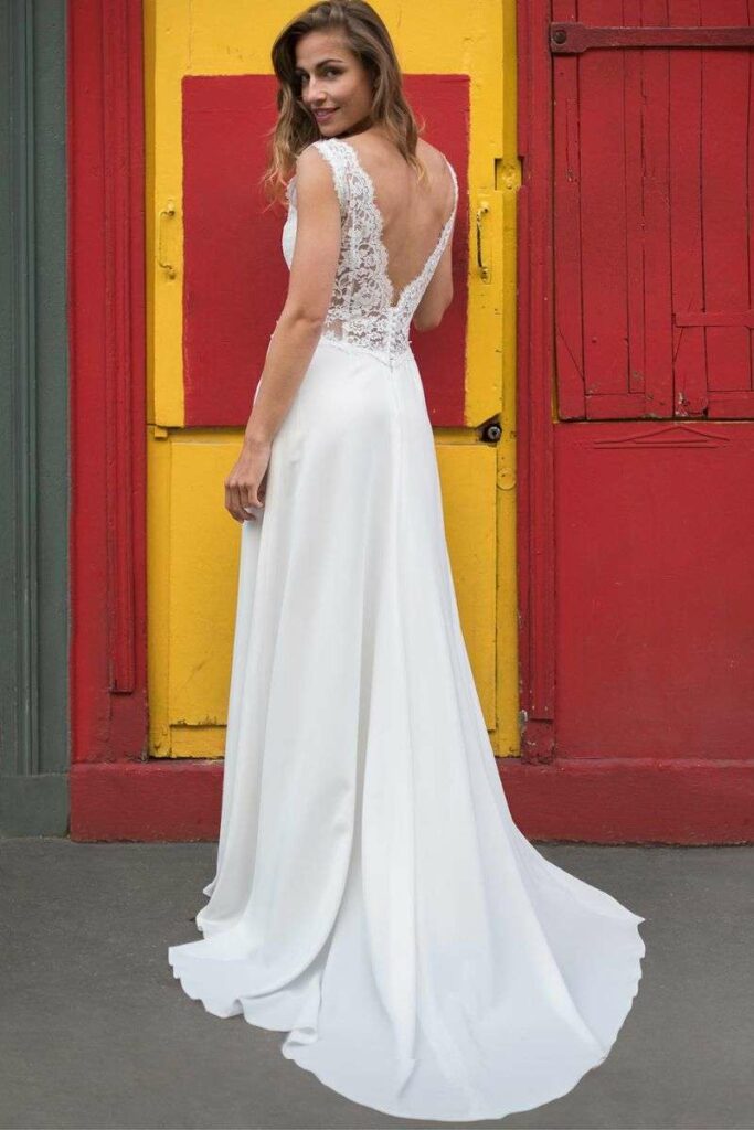 Robe de mariée dos nu V en dentelle et crêpe fluide Marie Laporte