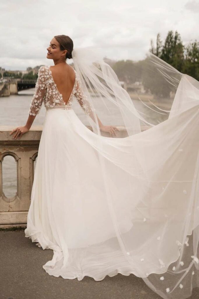Robe de mariée fluide et élégante dos nu V Oksana Kokhan