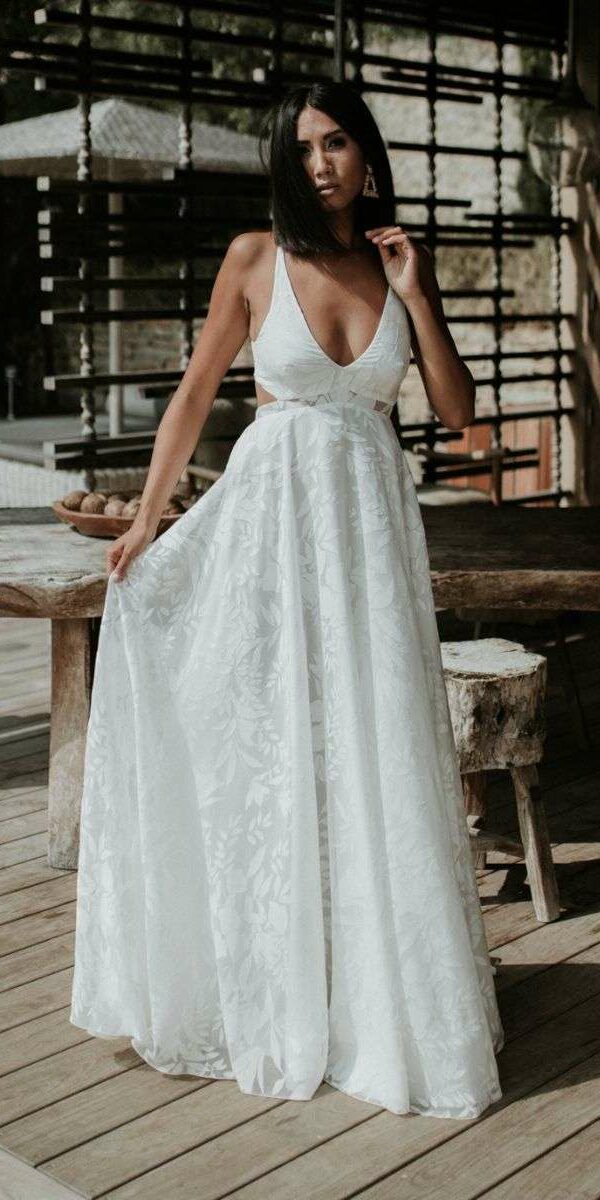 Robe de mariée à bretelles fines et décolleté V Manon Gontero