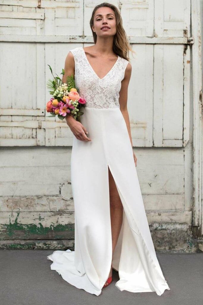 Robe de mariée fendue en dentelle et crêpe léger sans manche Marie Laporte