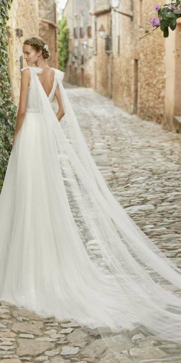 Robe de mariée en tulle bohème avec voiles d'épaules Alma Novia