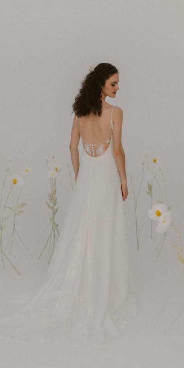 Robe de mariée de seconde main moderne avec broderie fleurs fluide Atelier Swan