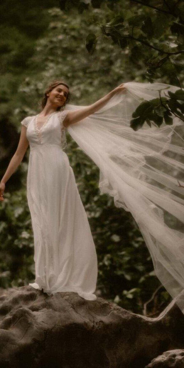 Robe de mariée de seconde main décolleté V en mousseline fluide Atelier Swan