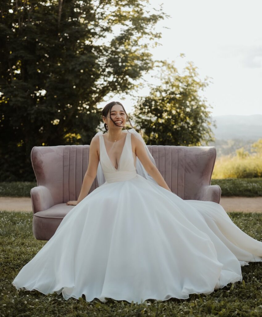 Robe de mariée d'occasion moderne et minimaliste