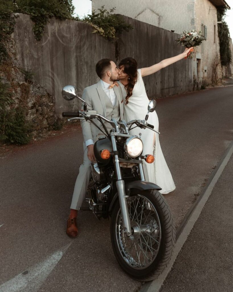 Couple de mariée à moto